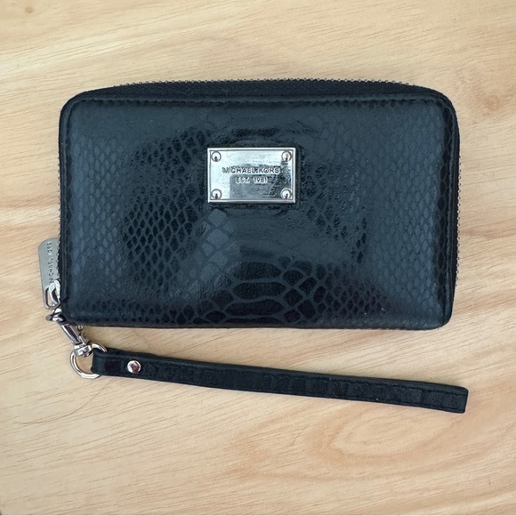 Michael Kors Snakeskin Embossed Leather Zip-Around Wallet Wristlet Black - Picture 1 of 7